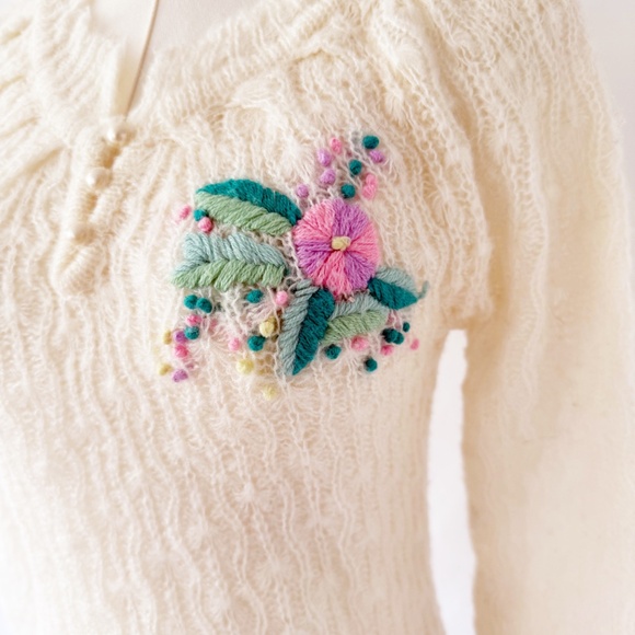 GITANO White Knit Sweater with Floral Detail Medium - Picture 2 of 6